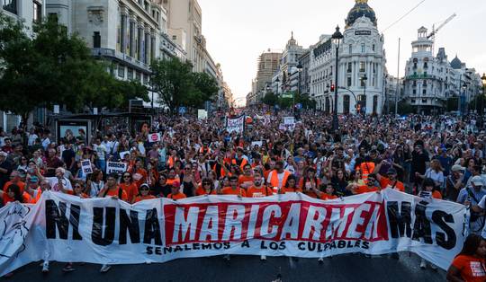 Opnieuw tienduizenden Spanjaarden op straat in Madrid na uithuiszetting van Maricarmen (87): ‘Huisjesmelkers weg uit de wijken’