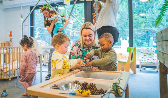 Minder vrouwen in ons land aan het werk dan het Europees gemiddelde: vijf experts dragen oplossingen aan