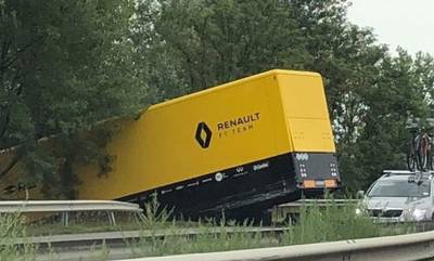 Van kwaad tot erger bij Renault: vrachtwagen crasht op weg naar GP van Hongarije