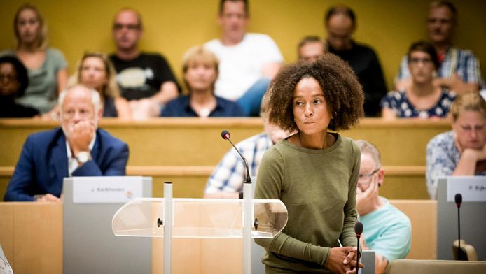Raadslid Juliette Rot tijdens een extra raadsvergadering in het stadhuis van de gemeente Zaanstad