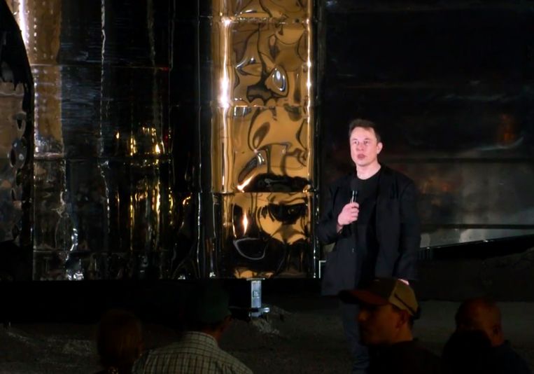 Elon Musk presenteert zijn nieuwe ruimtevaartuig. De presentatie werd gehouden op de elfde verjaardag van de eerste lancering van de Falcon, de eerste commerciële ruimteraket van Musk.