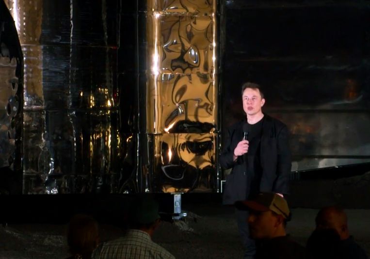 Elon Musk presenteert zijn nieuwe ruimtevaartuig. De presentatie werd gehouden op de elfde verjaardag van de eerste lancering van de Falcon, de eerste commerciële ruimteraket van Musk.