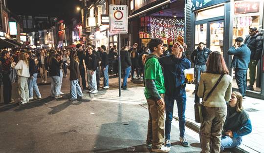 Redt roze licht de Overpoort? ‘Waar het gezellig is, zijn mensen gemoedelijker’