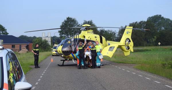 Dertienjarige jongen met traumahelikopter naar het ziekenhuis na aanrijding in Leende - Eindhovens D