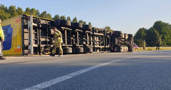 Vrachtwagen gekanteld op afrit A1 bij Hengelo.