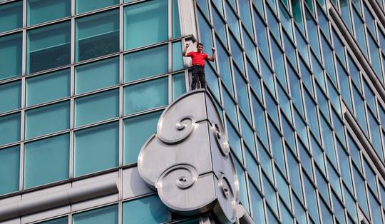 Klimmer Alex Honnold bereikt zonder touw of zekering top van 508 meter hoge toren Taipei 101