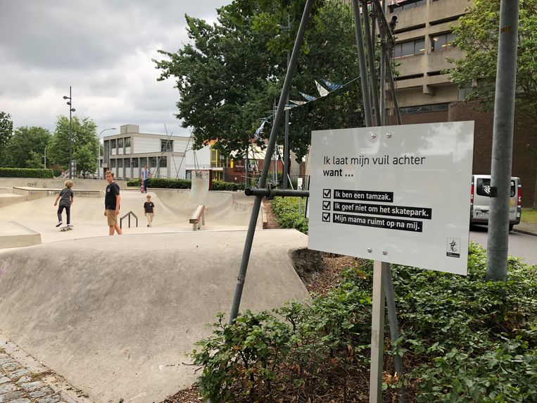 Het bord tegen zwerfvuil aan het skatepark in de Hannuitstraat