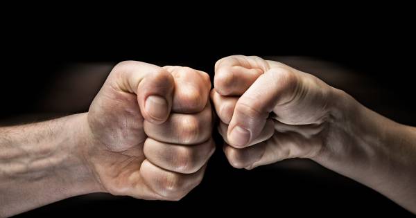 Jongeren gaan met elkaar op de vuist in Oosterhout, maar niemand meldt zich bij de politie.