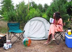 Topless zonnen en wildplassen: deze BN'er doet het gewoon