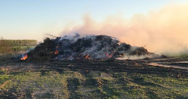Baakse paasbult door onbekenden in brand gestoken - De Gelderlander