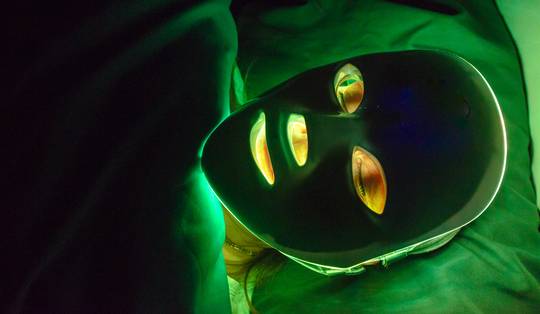 Ledmaskers beloven een perfecte huid. Hoe geloofwaardig is die claim?