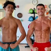 Geen cola, geen frieten, maar wel Ferrari en veel goals: hoe Cristiano Jr. nú al (bijna) helemaal zoals vader Cristiano Ronaldo is