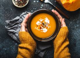 Dit ingrediënt tilt al je herfstsoepen naar een hoger niveau