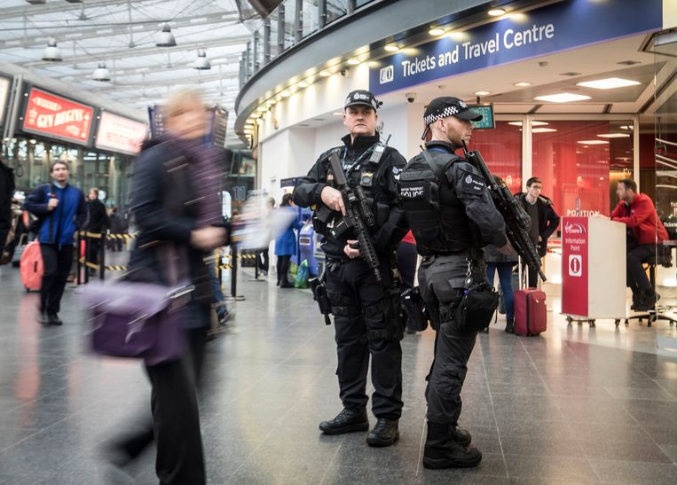 Extra patrouilles in Manchester, Birmingham en Londen. 