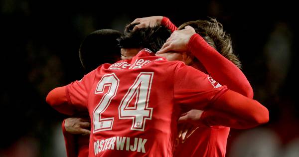 FC Twente-spits Jari Oosterwijk wordt omarmd in zware tijd en keert even terug bij GA Eagles - Tuban