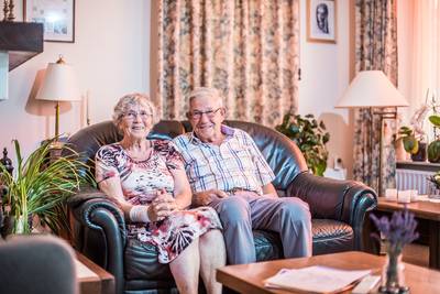 Na ongeluk met gekantelde caravan op A50 kunnen Pieter en Gré alleen maar lachen