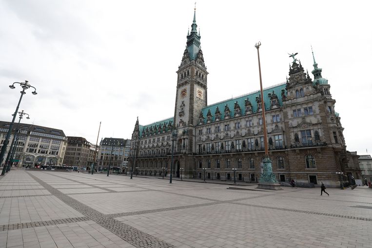 Het plein voor het stadhuis van Hamburg is vrijwel leeg. Beeld AFP