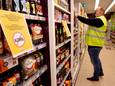 Een medewerker van de Jumbo zet de schappen af, omdat na 20 uur geen alcohol meer verkocht mag worden.