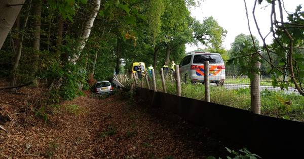 Auto vliegt uit de bocht en belandt in greppel in Laag-Soeren