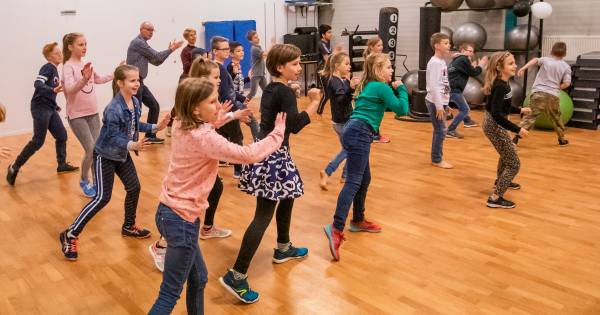 'Dansverrassing' voor jubilerende meester Wim uit Middelbeers | Kempen - Eindhovens Dagblad