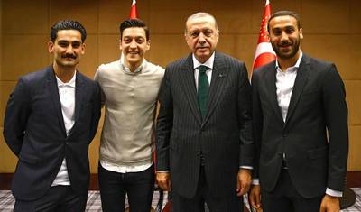 Voetballers Özil en Gündogan geschorst om ontmoeting met Erdogan