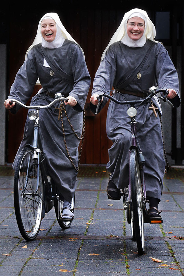 Afbeeldingsresultaat voor nonnen op hun fiets in het klooster