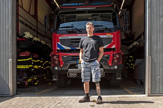 Rini Pijnen stopte bij de Ossendrechtse brandweer toen hij in 1999 zijn linkeronderbeen verloor bij een motorongeluk. Met zijn nieuwe prothese doorstond hij 19 jaar later de keuring en is nu terug bij het korps.
