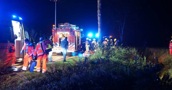 Zwaar ongeluk in Dreischor, auto op kop in de sloot.