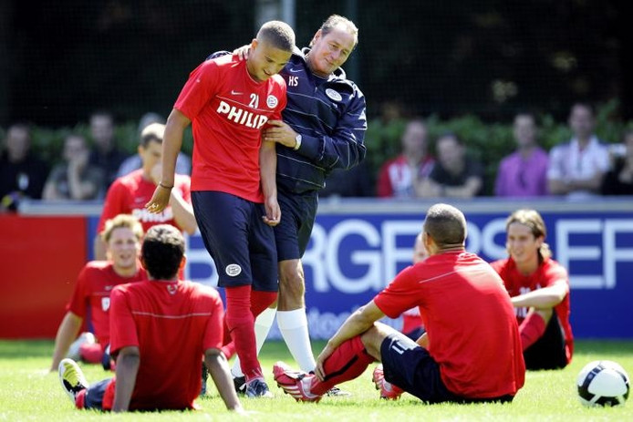 Huub Stevens dares with Ibrahim Afellay on the training of PSV.  In De Pers, the player was very enthusiastic about the trainer and the club.foto Vincent Jannink / ANP