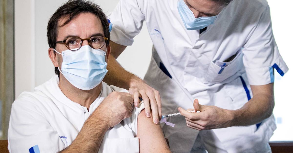Gemist Coronaprik In Arm Van Stralende Diederik Gommers En Superjacht Vaart Door Rotterdam Rotterdam Pzc Nl
