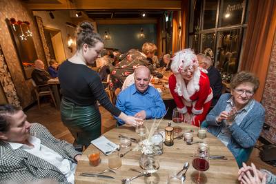 Met pretogen aan het bier: kerstdiner voor oudere Gilzenaren die anders aan huis gekluisterd zitten