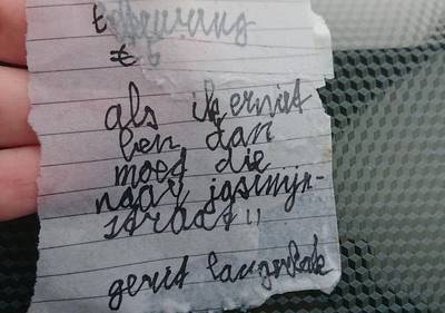 Jeugdige handhaver schrijft bekeuring van 5 euro uit en ondertekent met naam van wijkagent