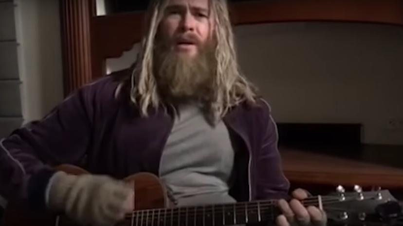 Zien: Chris Hemsworth speelt gitaar en zingt Johnny Cash als Fat Thor