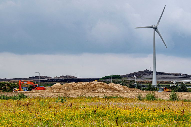 Werkzaamheden aan een stortdepot voor rioolslib. Doordat de afvalverbrander van AEB deels is stilgelegd, kan veel slib niet verbrand worden. Beeld ANP