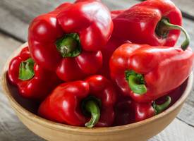 Dit is de makkelijkste manier om reepjes paprika te snijden