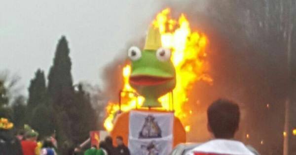 Carnavalsgroep Fataal knapt afgebrande wagen op | Montferland - De Gelderlander