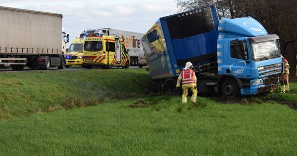 Vrachtwagenchauffeur raakt onwel op N36 en crasht | Twenterand - Tubantia