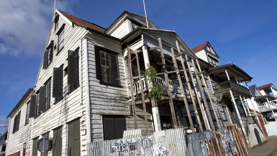 Houten stad Paramaribo mogelijk van Unescolijst door verval TROUW