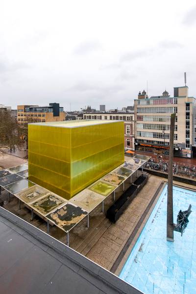 Einde gele kubus op Gele Rijdersplein in Arnhem nabij