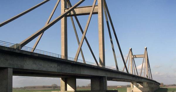 Brug over Waal tussen Echteld en Beneden-Leeuwen dit weekend dicht - De Gelderlander