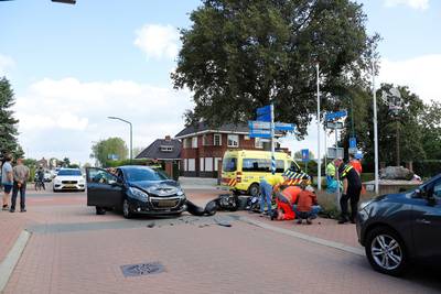 Man en vrouw gewond bij aanrijding scooter met auto in Beugen