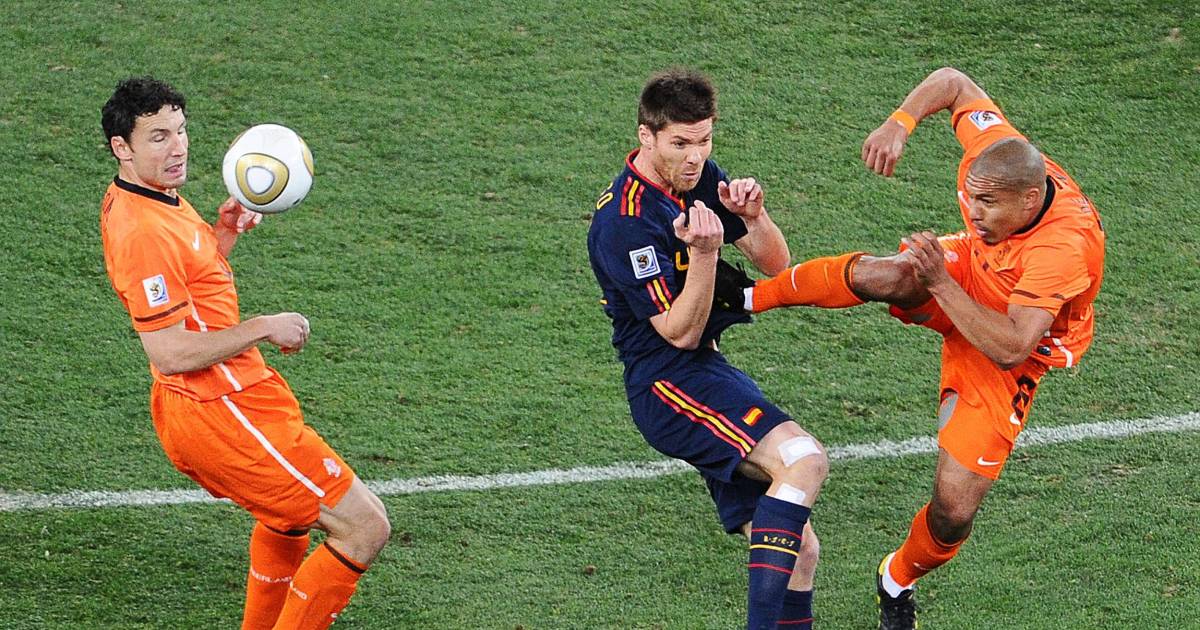 Fotoserie | De karatetrap van De Jong, de zweefkopbal van Van Persie en