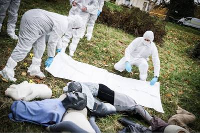 Onderzoekers van oorlogsmisdaden trainen met nepexecutie en -massagraf