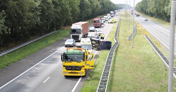 Gekantelde bestelbus op A50 bij Emst: één gewonde, rijstrook dicht.
