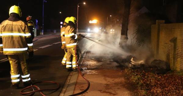 Brandweer blust brandjes in Waardenburg
