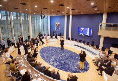 Raadszaal Veenendaal krijgt Nederlandse vlag en lokale vlag van petflessen