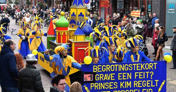 Met een lach op het gezicht feesten tijdens de carnavalsoptocht: De regen deert niet - De Gelderland