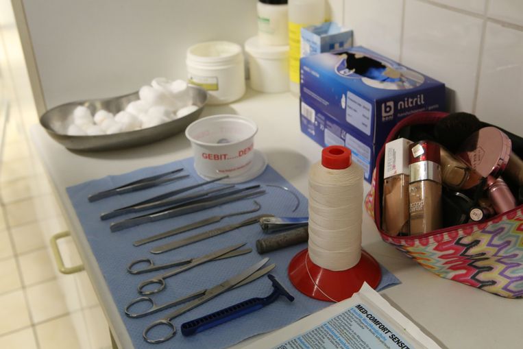 De tools waarmee een begrafenisondernemer aan de slag gaat. Van een pincet, schaar en scheermesje tot lipstick en foundation. 