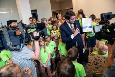 Ouders en kinderen trekken met handtekeningen naar stadhuis voor behoud trapveldje De Buut in Nijmegen
