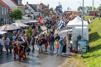 Regen of niet, Bru feest door